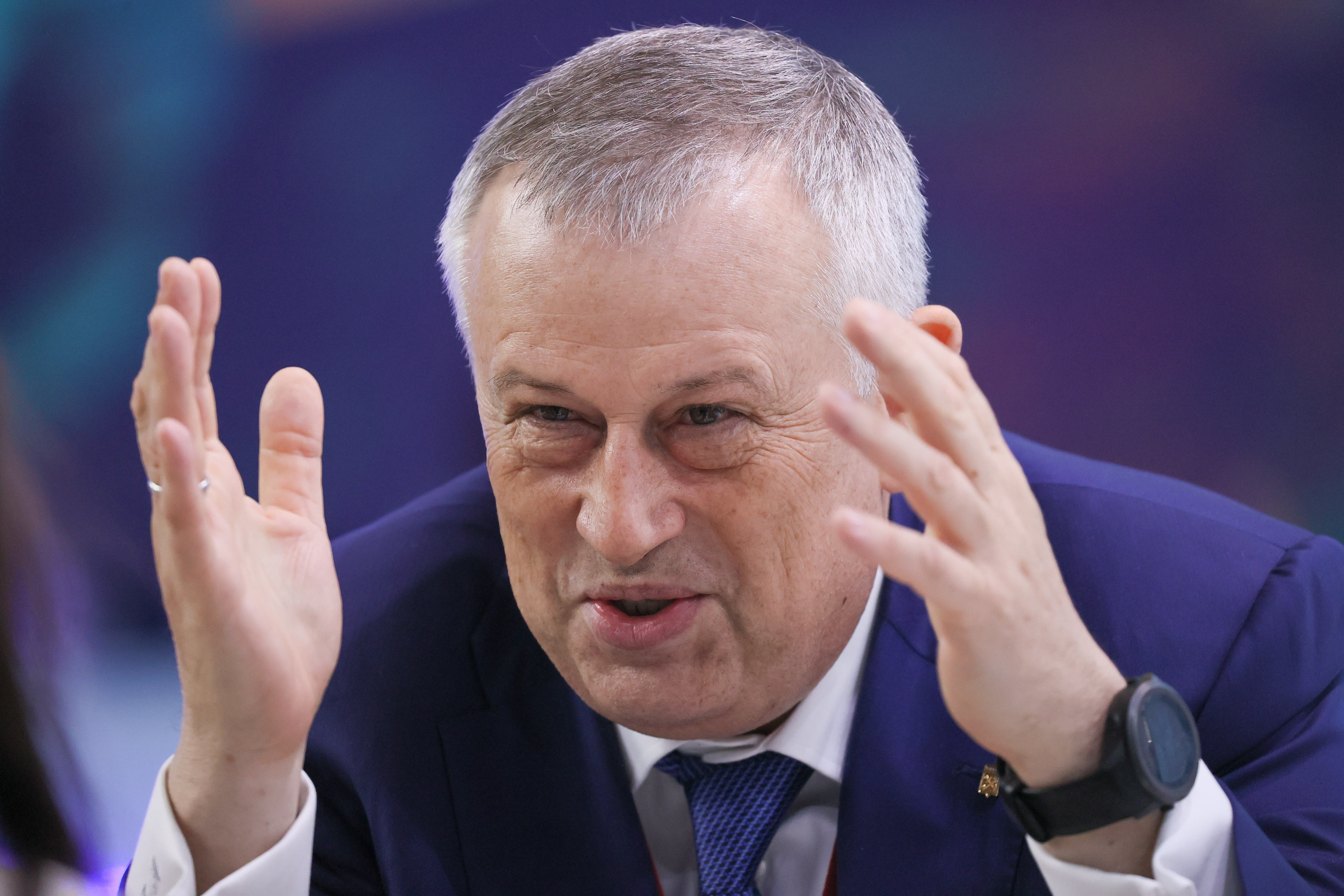Дрозденко ограничил лимиты на топливо для чиновников Ленобласти